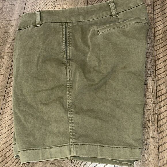 J Crew Travel 🧳 Shorts 🩳 4 Pockets for your gear ⚙️💴💳💄Sanitized & sealed! - Picture 12 of 17